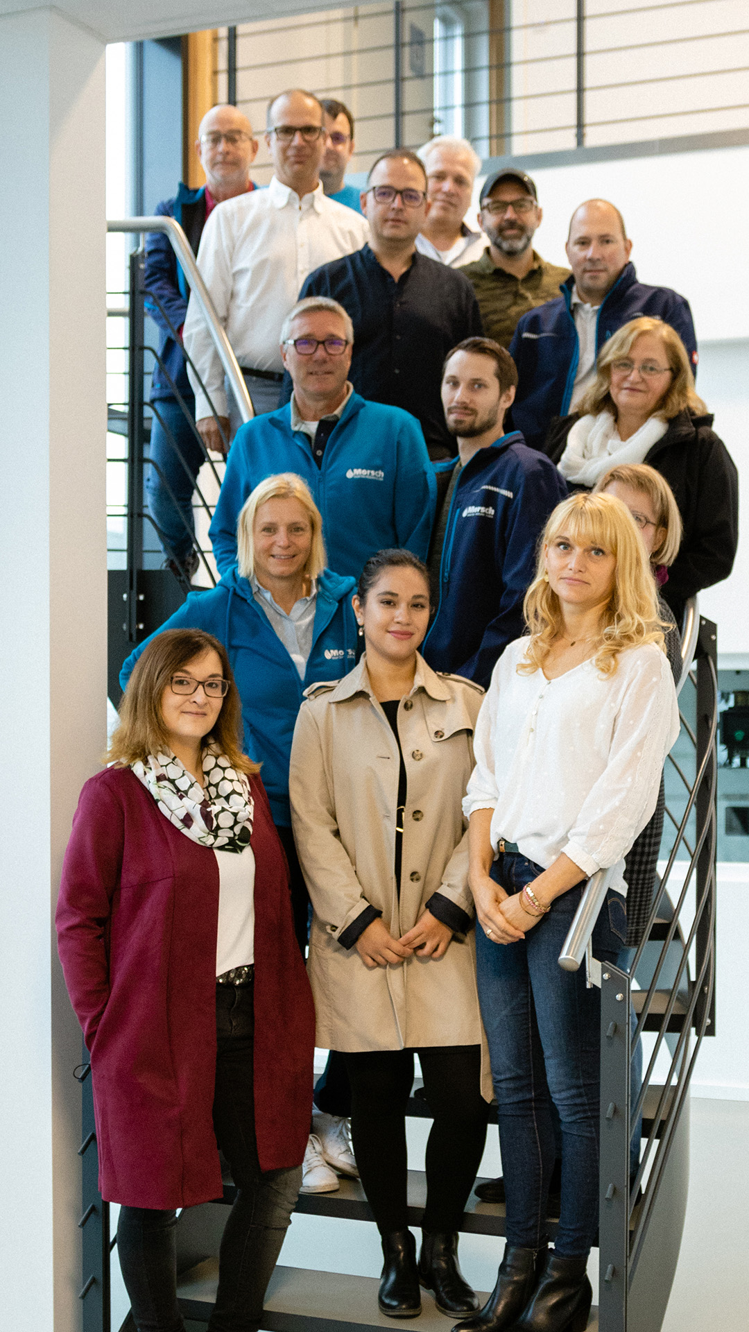 Morsch-Ihr-Serviceteam-9-16 Ein Dutzend Professioneller stehen auf einer Treppe